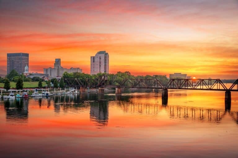 El horizonte del centro de Augusta, Georgia, EE. UU., en el río Savannah al atardecer.