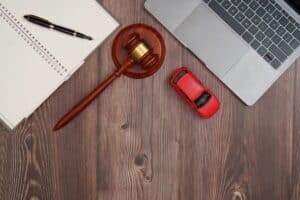 Herramientas legales con mazo, cuaderno y coche de juguete