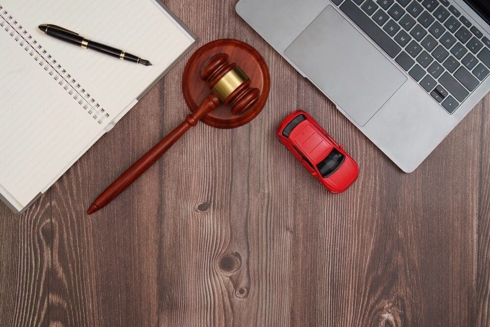 Herramientas legales con mazo, cuaderno y coche de juguete