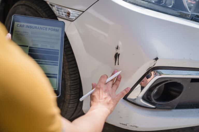 ¿Es correcto hablar con la aseguradora de la otra parte después de un accidente de coche?