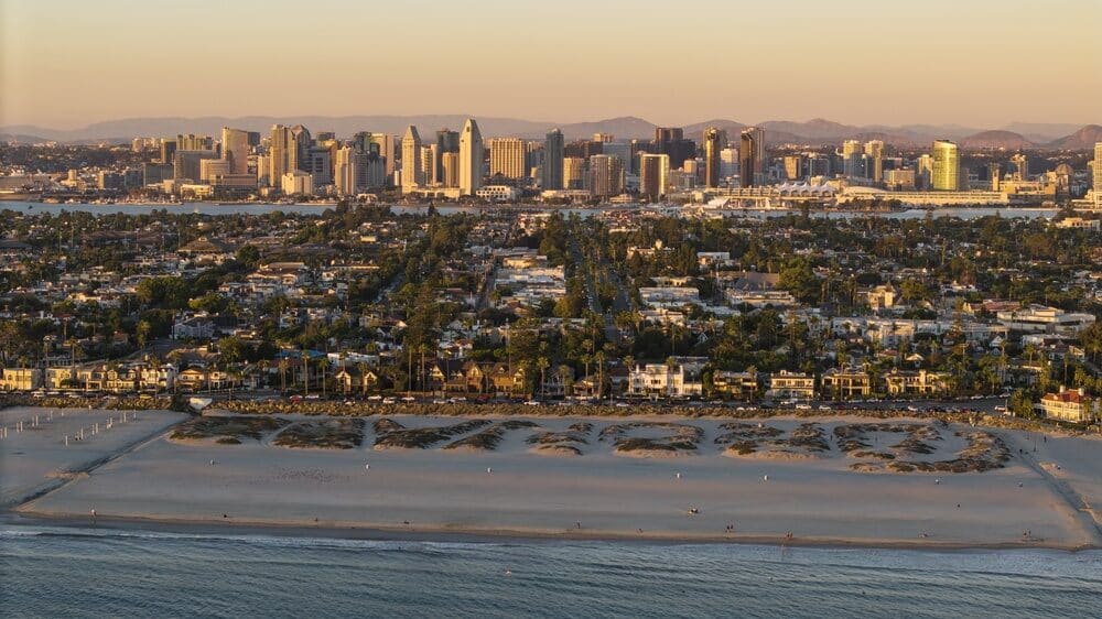 Hotel Del Coronado en San Diego, toma aérea con dron de ubicación icónica.