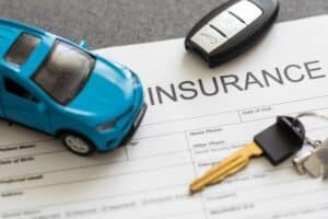 Formulario de reclamación del seguro de coche y coche de juguete