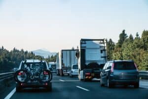 Tráfico intenso de verano en autopista con coches, camiones y bicicletas