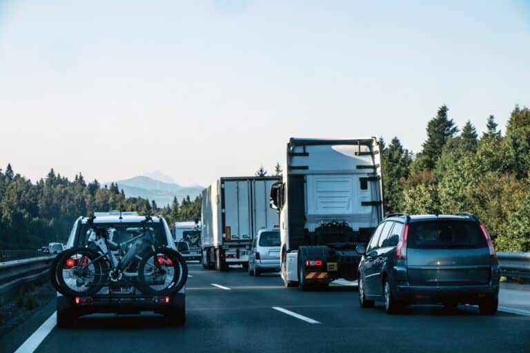 ¿Es mejor llegar a un acuerdo o ir a juicio tras una lesión por accidente de camión?