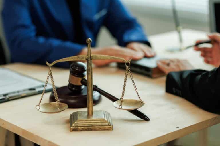 ¿Puedo presentar una reclamación por muerte por negligencia si el fallecido tuvo parte de culpa?