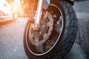 ¿Puede demandar por un accidente de motocicleta causado por una pieza defectuosa?