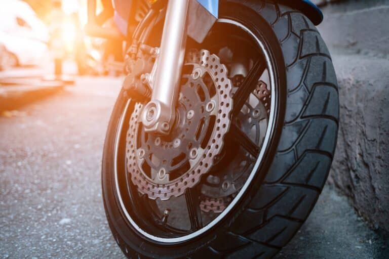 ¿Puede demandar por un accidente de motocicleta causado por una pieza defectuosa?