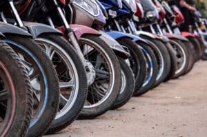 ¿No usar casco afecta una reclamación por accidente de motocicleta?
