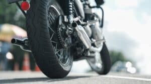 ¿Quién es elegible para demandar después de un accidente de motocicleta fatal?