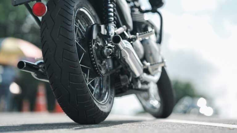 ¿Quién es elegible para demandar después de un accidente de motocicleta fatal?