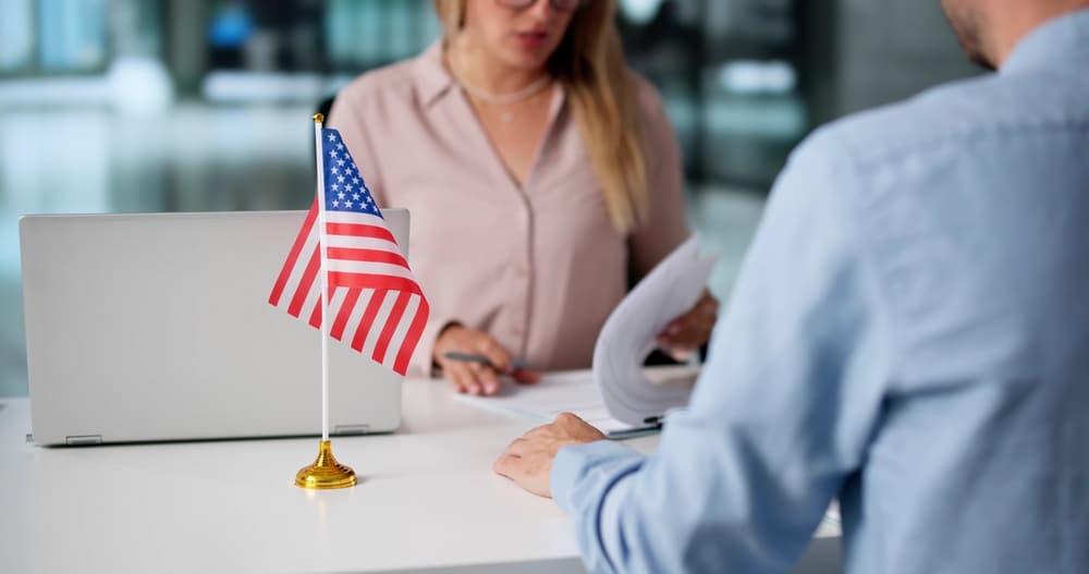 Abogado de Inmigración Asiste a Cliente en Entrevista de Visa en la Embajada de EE. UU. Pareja Joven Solicita Tarjeta Verde