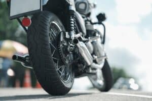 ¿Qué ocurre si un accidente de motocicleta fue causado por peligros en la carretera?