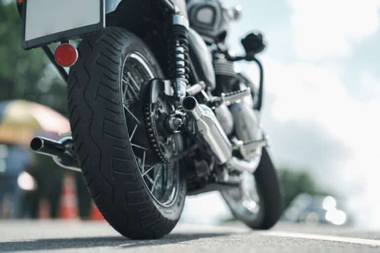 ¿Qué ocurre si un accidente de motocicleta fue causado por peligros en la carretera?