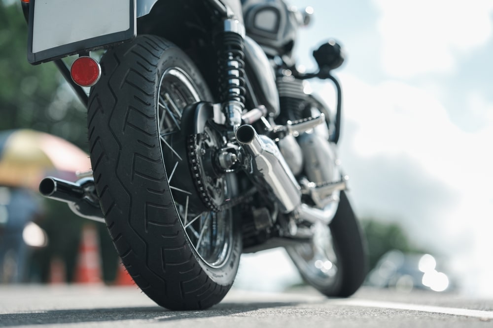¿Qué ocurre si un accidente de motocicleta fue causado por peligros en la carretera?