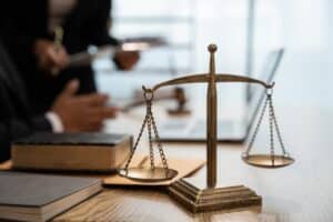¿Cuál es la diferencia entre una demanda por muerte injusta y una acción de supervivencia?