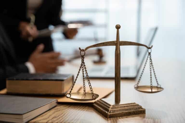 ¿Cuál es la diferencia entre una demanda por muerte injusta y una acción de supervivencia?