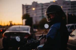 ¿Cuándo debería contratar a un abogado tras un accidente de moto?
