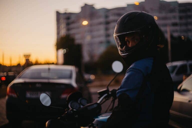 ¿Cuándo debería contratar a un abogado tras un accidente de moto?