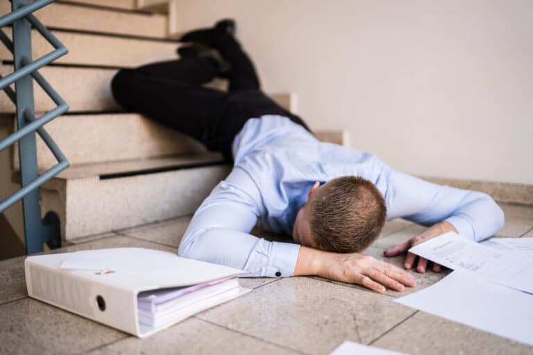 ¿Puedo demandar a mi empleador si me resbalé y caí en el trabajo?