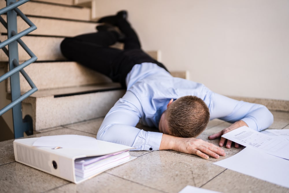 ¿Puedo demandar a mi empleador si me resbalé y caí en el trabajo?