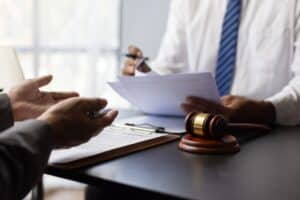 ¿Puedo demandar por un accidente de resbalón y caída?