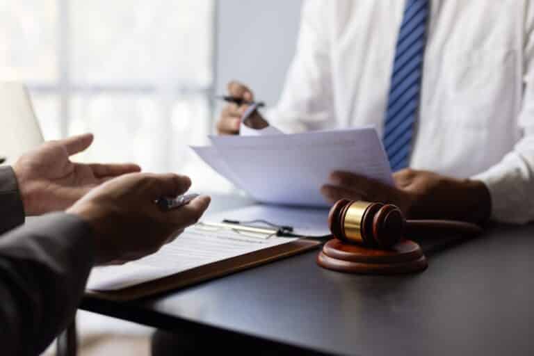 ¿Puedo demandar por un accidente de resbalón y caída?