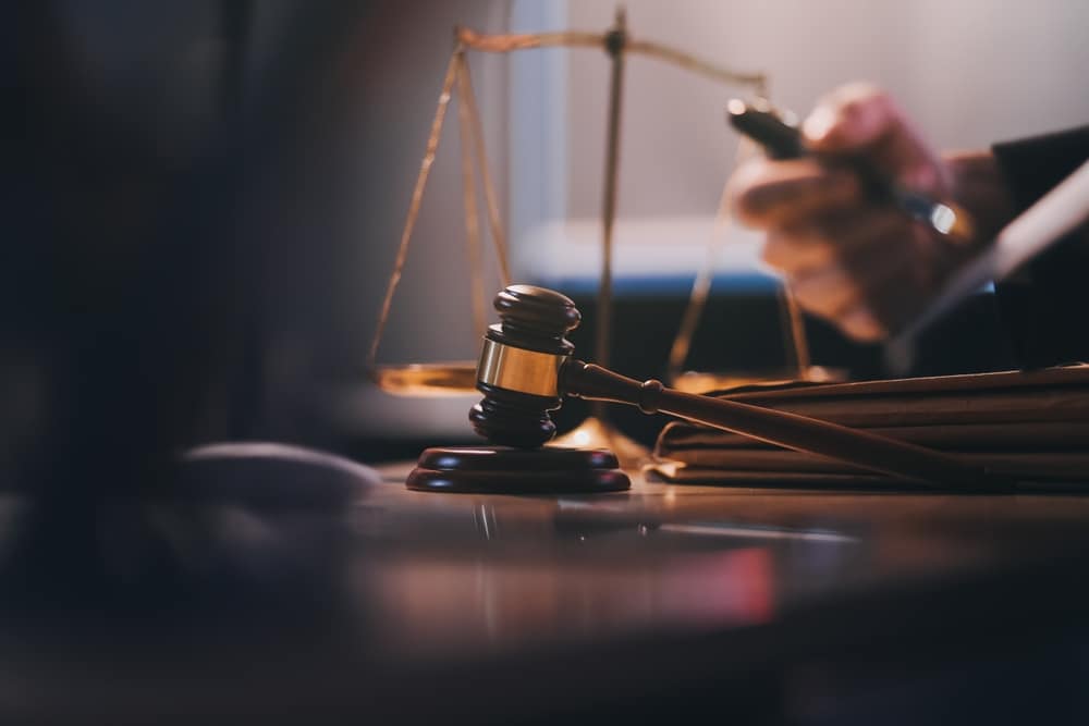 ¿Puedo demandar por un accidente por resbalón y caída si fui parcialmente culpable?