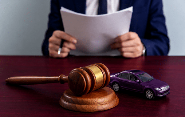 Concepto de consulta legal para contratar a un abogado de accidentes de tráfico en Newport Beach.