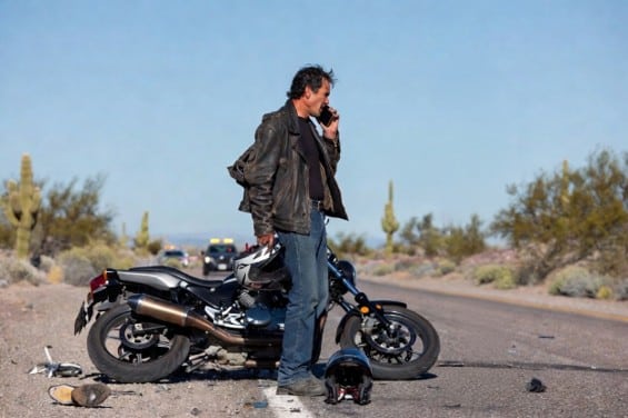 Motorista consultando con un abogado de accidentes de motocicleta de Phoenix después de un choque.