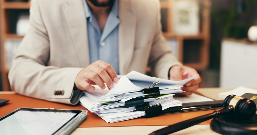 ¿Debo hablar con la compañía de seguros de la otra parte después de un resbalón y caída?