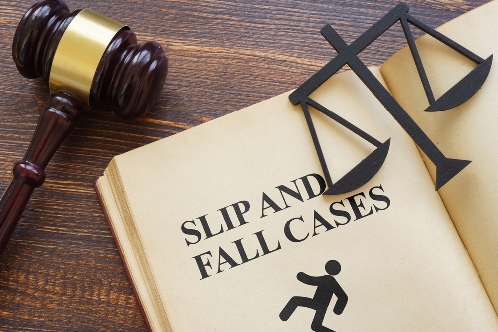 ¿Cuáles son las causas comunes de los accidentes por resbalones y caídas?
