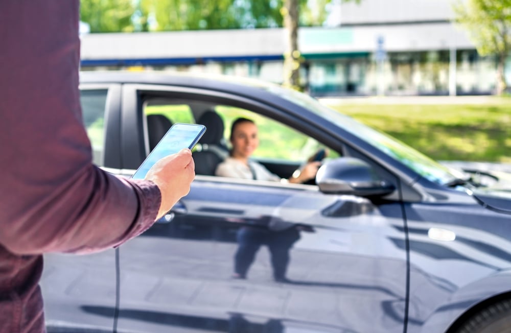 ¿Cuáles son los requisitos de vehículos de Uber y Lyft?