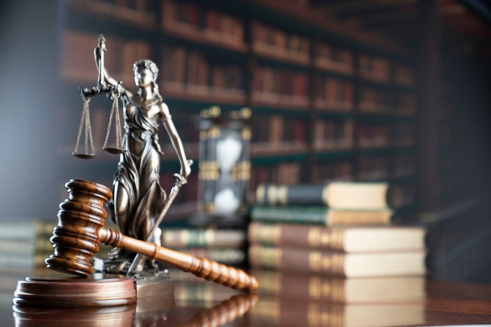 Un hombre señala un gráfico que dice “law practice” para simbolizar la pregunta de cuál es la reclamación por lesiones personales más común.