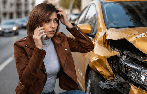 Conductor llamando al 911 como primer paso después de un accidente de coche en Newport Beach.