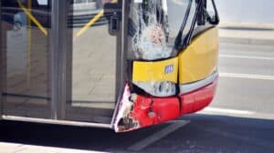 ¿Qué hacer si choca contra un autobús?
