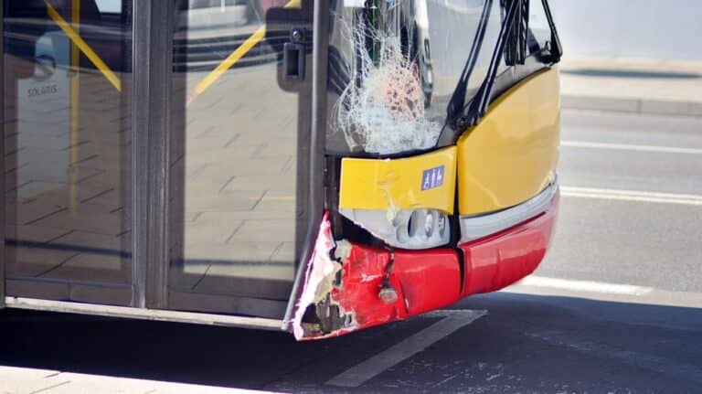 ¿Qué hacer si choca contra un autobús?
