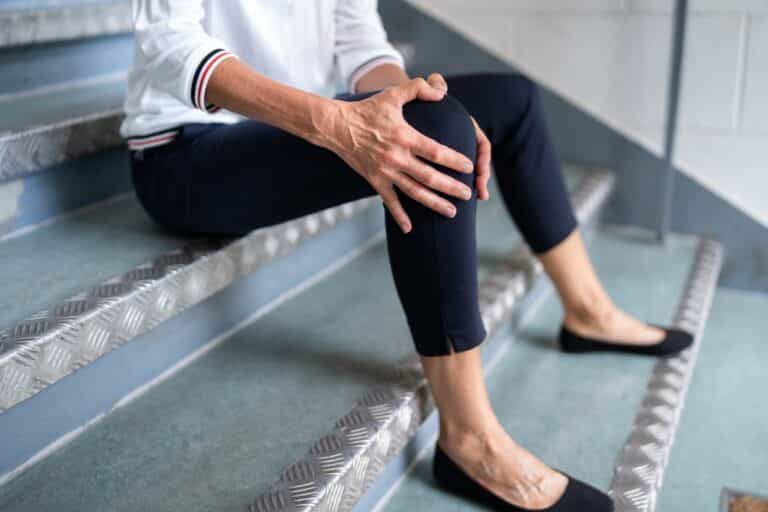 ¿Qué tipos de lesiones pueden ser causadas por accidentes por resbalones y caídas?