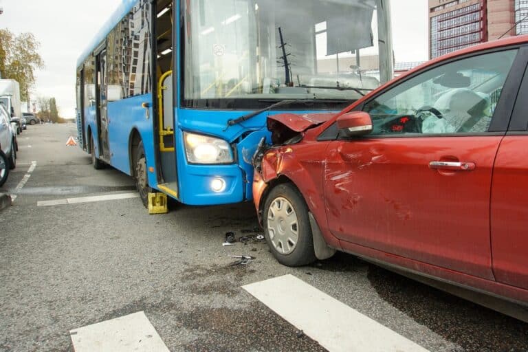 Cómo presentar una reclamación de seguro por accidente de autobús