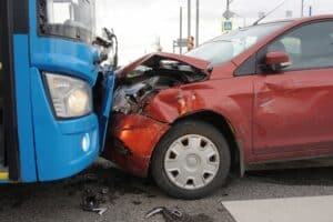 Cómo presentar una demanda por accidente de autobús