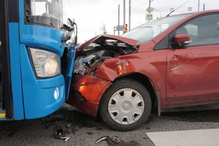 Cómo presentar una demanda por accidente de autobús