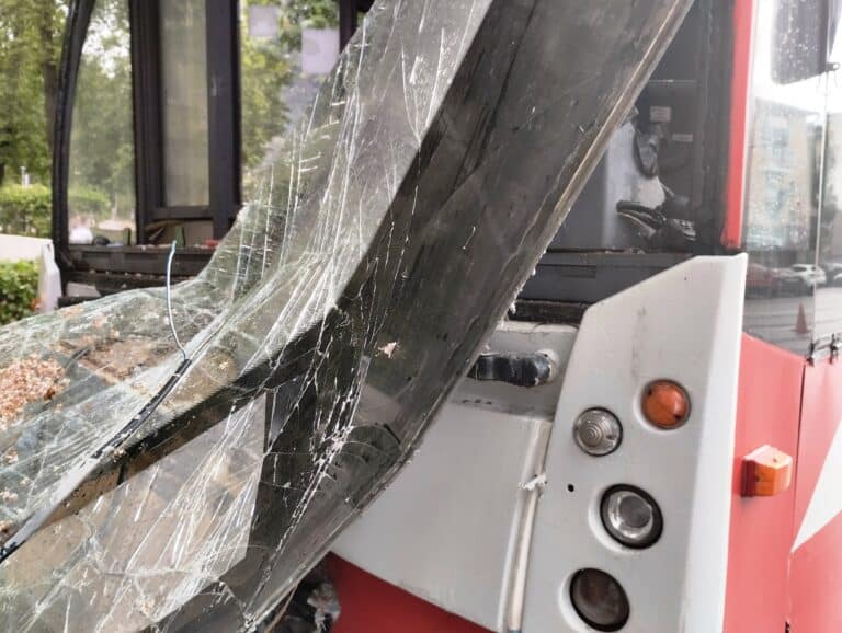 ¿Quién paga las lesiones en un accidente de autobús?
