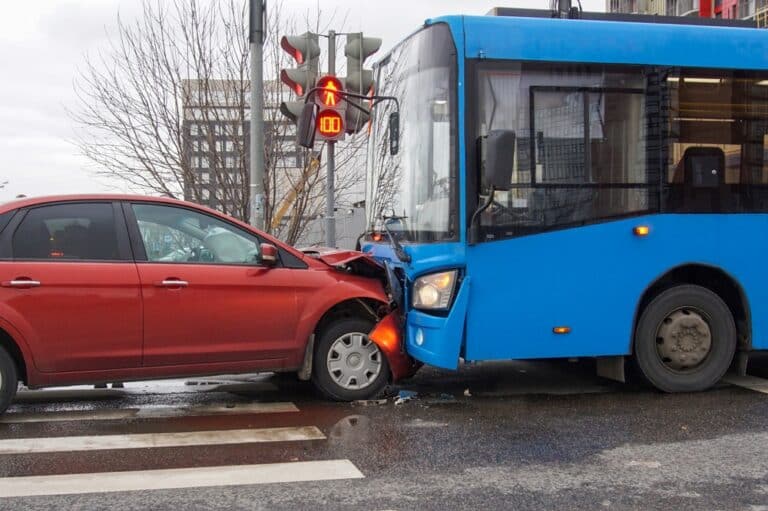 ¿Qué daños y perjuicios puedo recuperar tras un accidente de autobús?